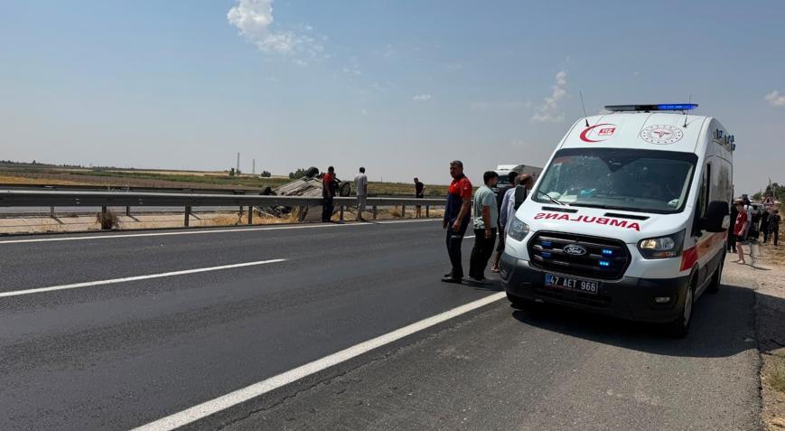 Takla atıp su tahliye kanalına devrilen otomobilin sürücüsü yaralandı