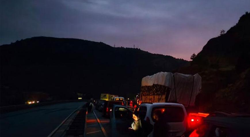Sivasta toprak ve taşlar yola düştü: 10 kilometrelik araç kuyruğu oluştu