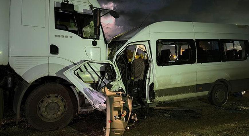 Hatay’da feci kaza İşçi servisi tırla kafa kafaya çarpıştı: 1 ölü, 15 yaralı