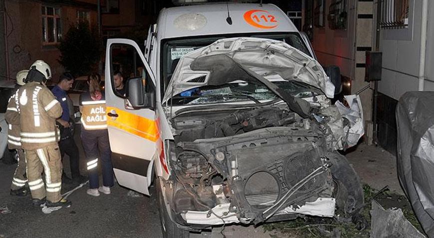 İstanbulda ambulans ile otomobilin çarpışması sonucu 3 sağlık çalışanı yaralandı