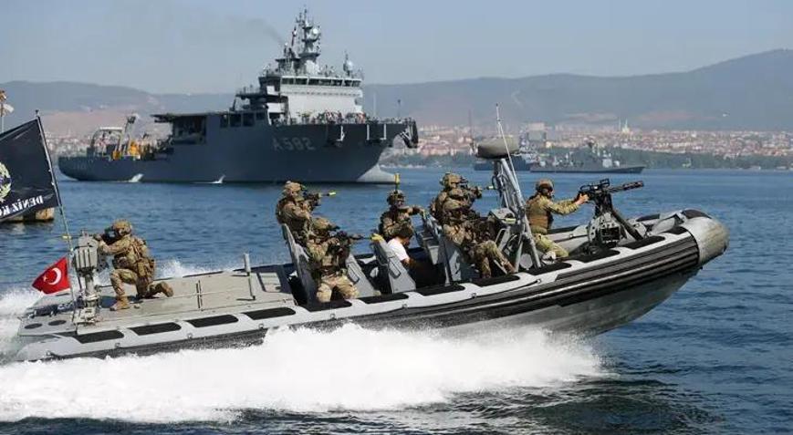 SAT ve SAS komandoları TEKNOFEST Mavi Vatanda gösteri gerçekleştirdi