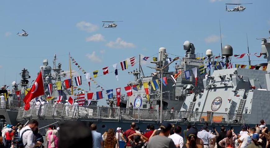 Gölcük semaları TEKNOFEST Mavi Vatan kapsamındaki uçuş gösterileriyle renklendi