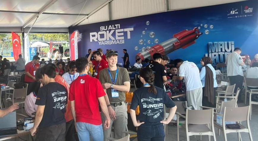 TEKNOFEST Mavi Vatanda gençlerin su altı roketleri jüri karşısında