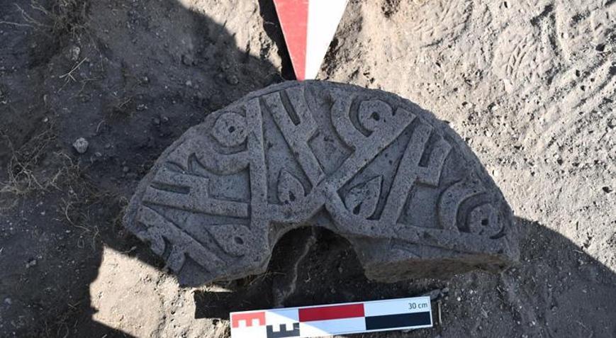 Asırlar öncesine ait Ani’de “Hz. Muhammed” isminin yer aldığı Selçuklu taşı bulundu