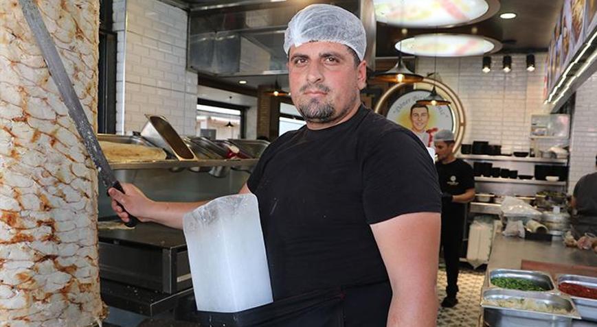 Adana’da sıcakla mücadelede ilginç yöntem Döner ustası vücuduna kalıp buz bağladı