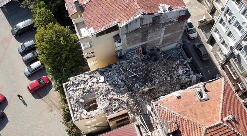 Fatih’te kentsel dönüşüm yıkımında facia Kepçe merdiven boşluğuna düştü