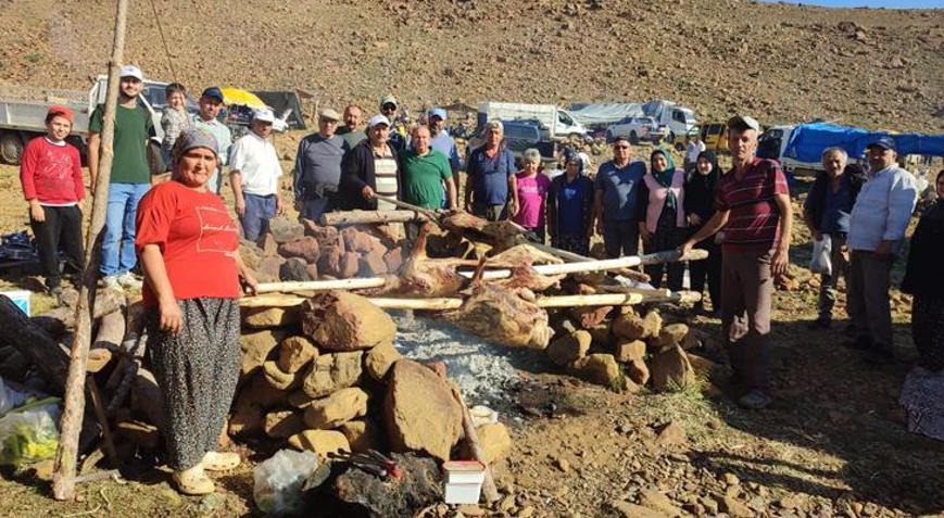 7 asırlık Eren Dede geleneği için zirveye çıktılar 42 metre uzunluğundaki türbenin sırrı