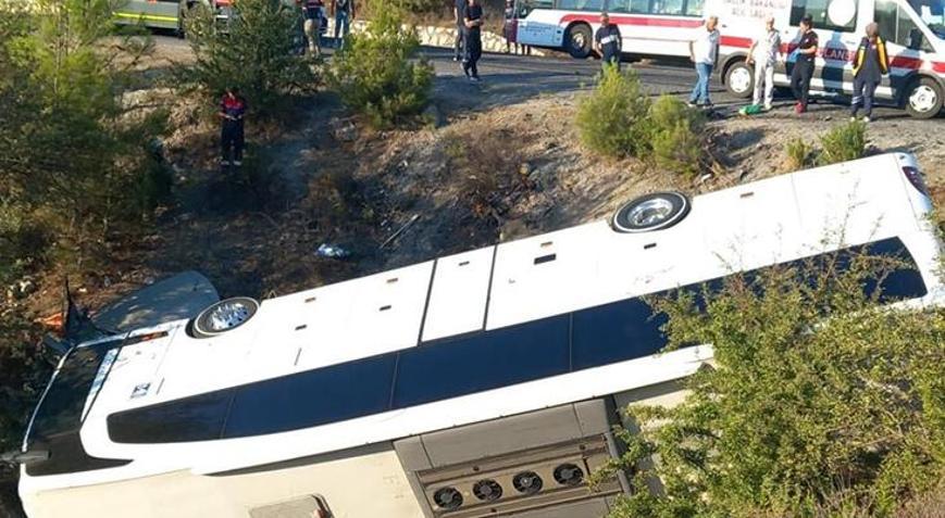 İzmir’de feci kaza Çarpışan otobüs ve otomobil şarampole devrildi: 2 ölü