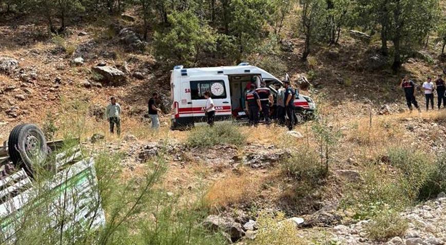 Şarampole yuvarlanan kamyonetin sürücüsü yaşamını yitirdi