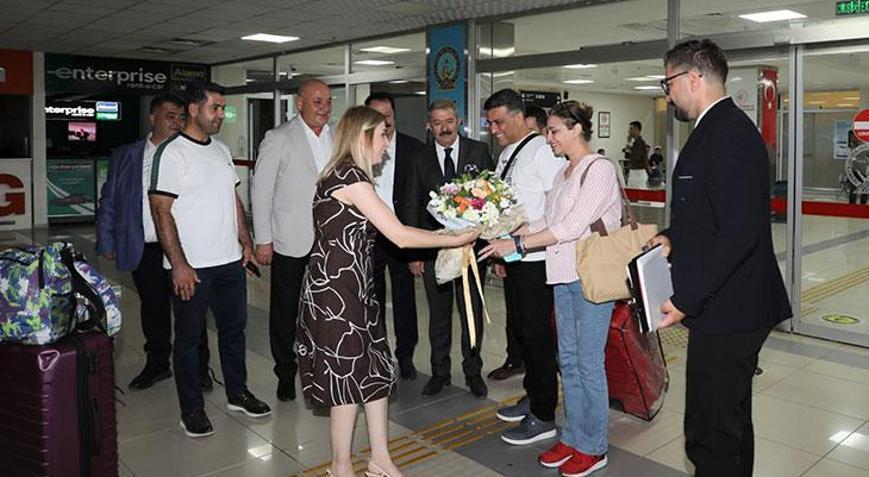 Van-Tahran arasında ilk uçuş gerçekleşti: İranlı turistler çiçeklerle karşılandı