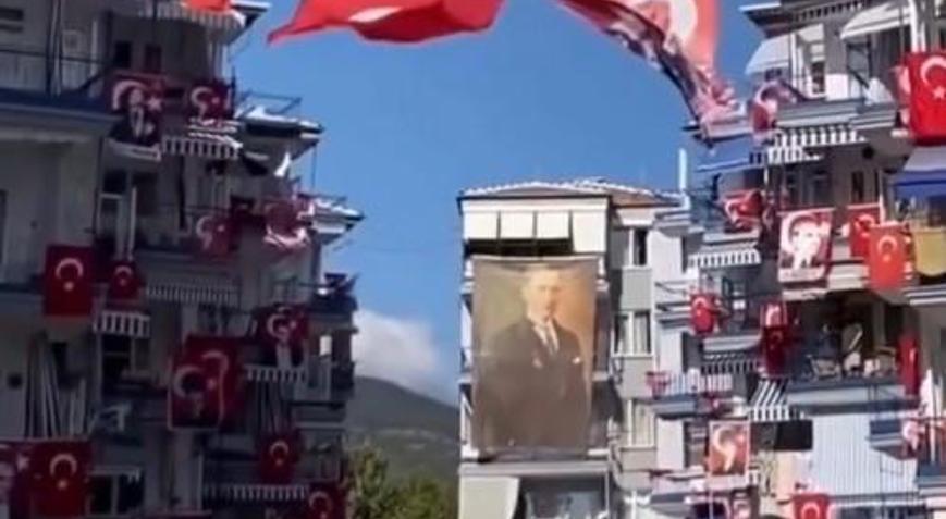 30 Ağustos coşkusunu yüzlerce bayrakla kutladılar