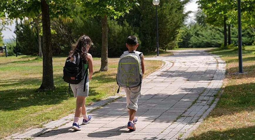Ağır okul çantalarına dikkat: Sırt, boyun ve omuz ağrılarına yol açabiliyor
