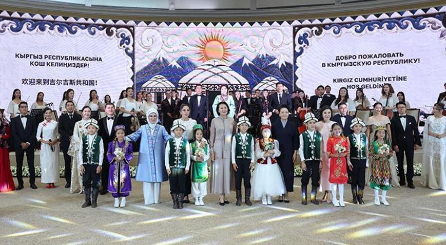 Emine Erdoğan, Kırgızistanda etnik el sanatları sergisini ziyaret etti