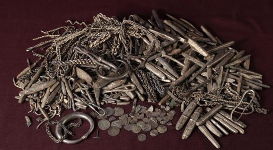 Bahçesinde kazı yaparken Viking hazinesi buldu Tam 18.5 kilogram ağırlığında, Thorun çekici de var