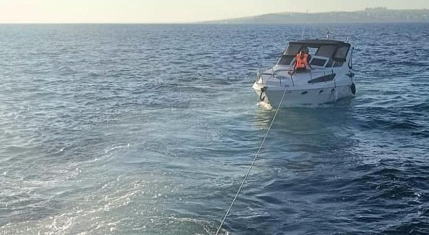 Beylikdüzü açıklarında arızalanıp sürüklenen teknedeki 3 kişi böyle kurtarıldı