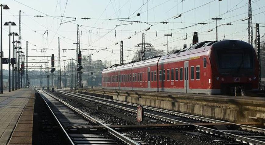 Almanyada tren istasyonunda patlama Yaralılar var