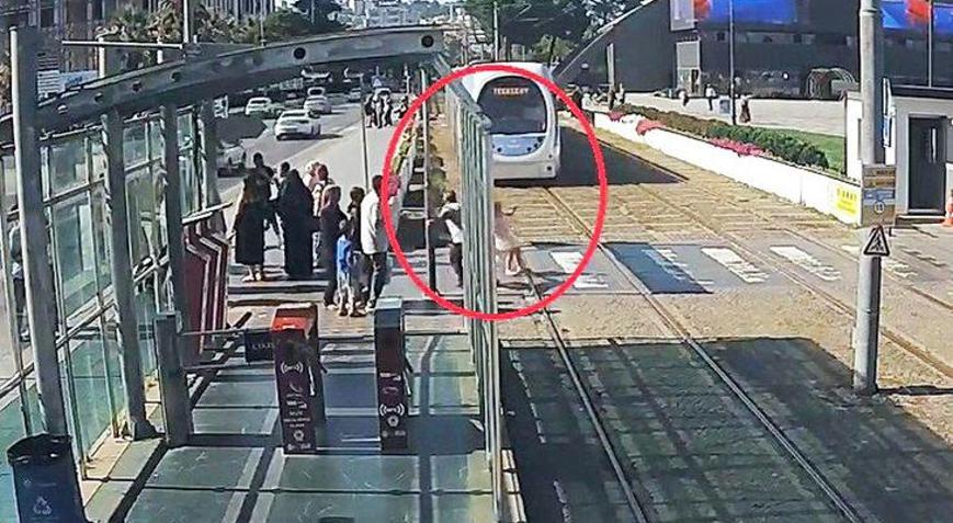 Tramvayın önüne koşan çocuğu son anda kurtardı