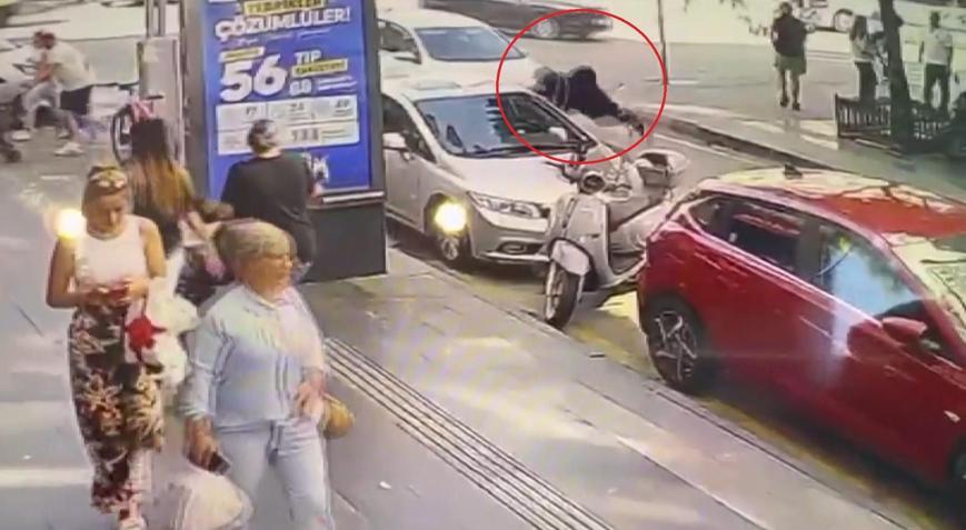 70 yaşındaki kadın ve 6 yaşındaki torununa çarptı Kaza kamerada