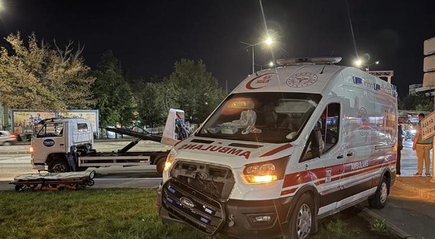 Kayseride hasta taşıyan ambulans ile otomobil çarpıştı 6 yaralı