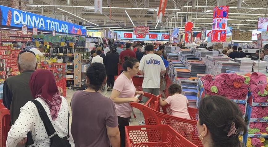 Okul alışverişinde yeni hesap 22 parçalık kırtasiye seti 1.900 TL satıldı: Veliler sabah erken saatlerde akın etti