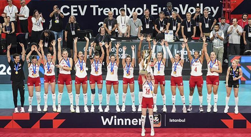 Atatürkün kızları Avrupa Şampiyonu Filenin Sultanları bir kez daha tarih yazdı