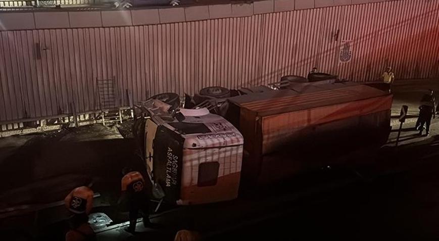 Avcılarda asfalt kamyonu alt geçide düştü: Yol çift yönlü trafiğe kapatıldı
