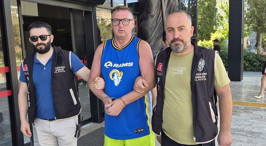 Antalya’da skandal İngiliz turist Türk bayrağına tükürdü, tutuklandı