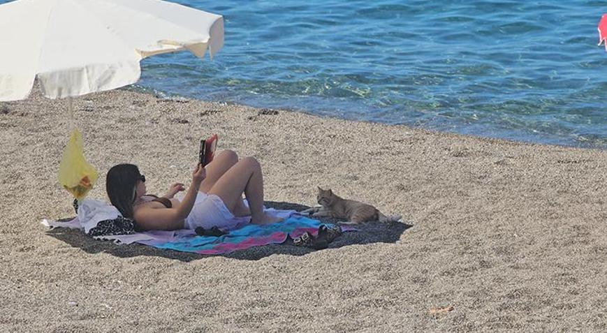 Sezon uzadı Kapuz Plajı yoğun talep üzerine yeniden açıldı: Deniz suyu 20 derecelerde