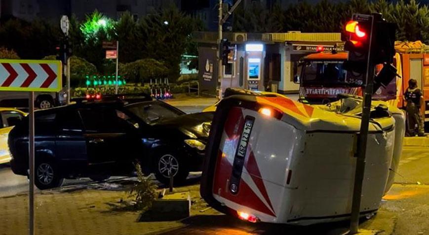 Üsküdar’da, kamyonetle çarpışan hafif ticari aracın sürücüsü yaralandı