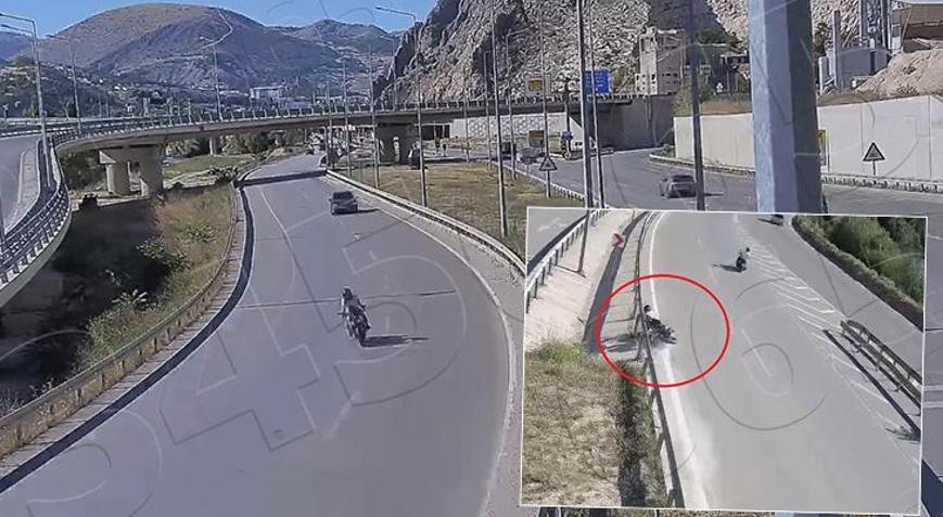 Bariyere çarpan motosiklet sürücüsü öldü Feci kaza kamerada