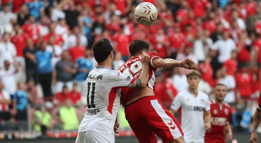 Çorum FK deplasmanda Samsunsporu farklı devirdi 5 gollü galibiyet