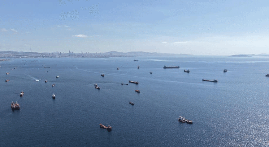 Karadeniz’e geçemeyen gemiler Marmara’ya yığıldı: Dev filo yoğunluğu