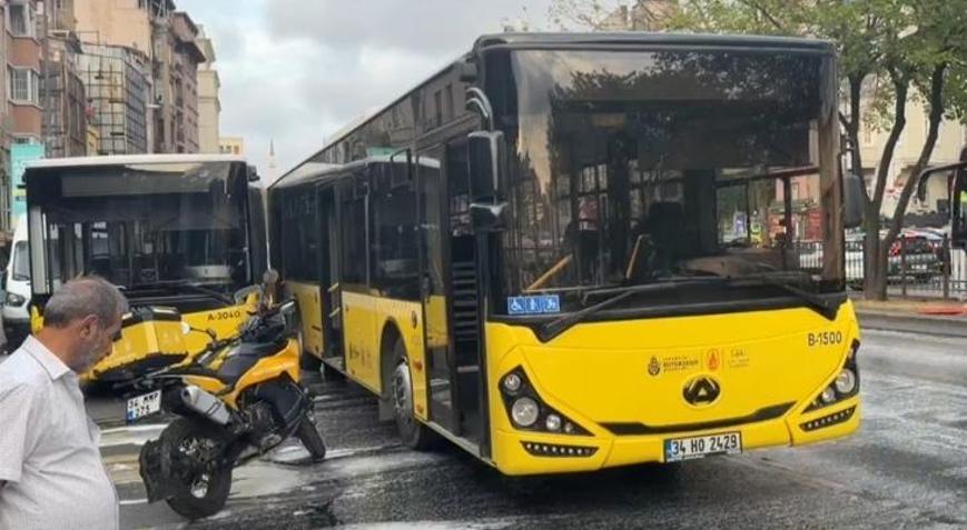 Şişhane’de İETT otobüsleri çarpıştı Yola döküldü sürücüler zor anlar yaşadı