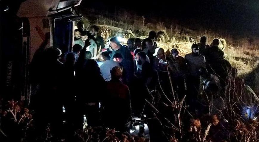 Karsta kaza Saman balyası yüklü kamyonet devrildi