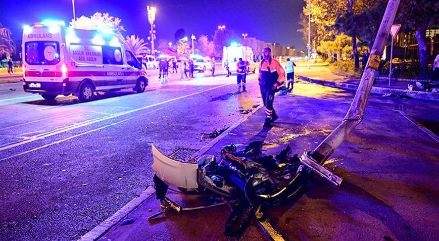 Maltepede feci kaza İki otomobil çarpıştı; 2si ağır 11 yaralı