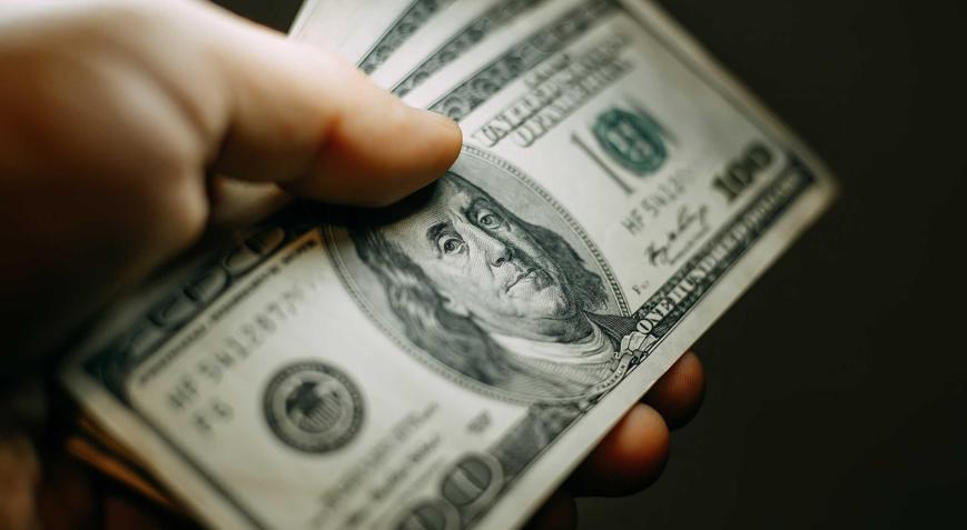 İranda dolar tarihinin en yüksek seviyesinde