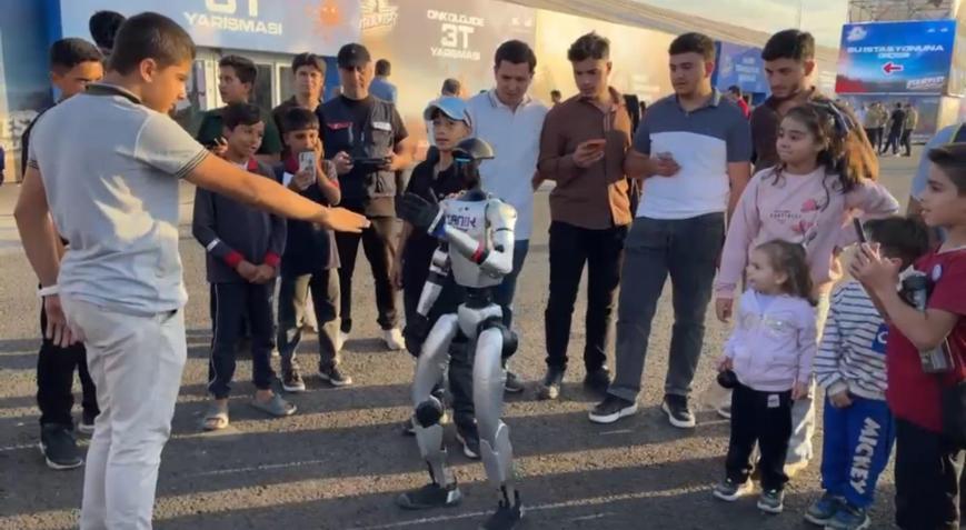 Robot Canikman yoğun ilgi görüyor Robot Canikman yoğun ilgi görüyor