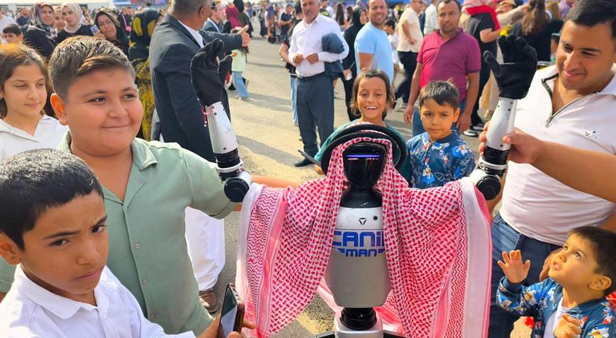 CANİKMAN, TEKNOFEST Güneydoğu’da puşi takıp dans etti