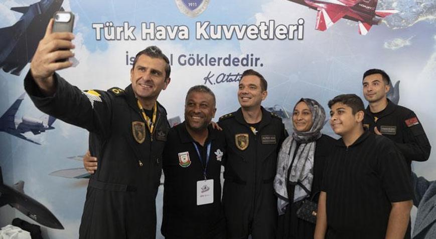 SOLOTÜRK gösterileri gençlerin pilotluk hayallerine ilham oldu