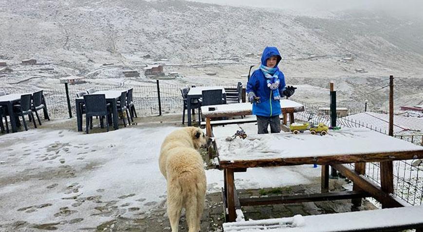 Hava bir anda değişti Sağanak yerini kara bıraktı