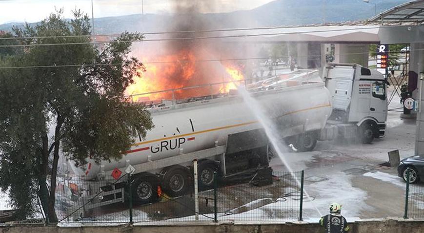 Akaryakıt istasyonunda faciadan dönüldü Tankerden tankere sıçrayan alevlerde 1 kişi yaralandı