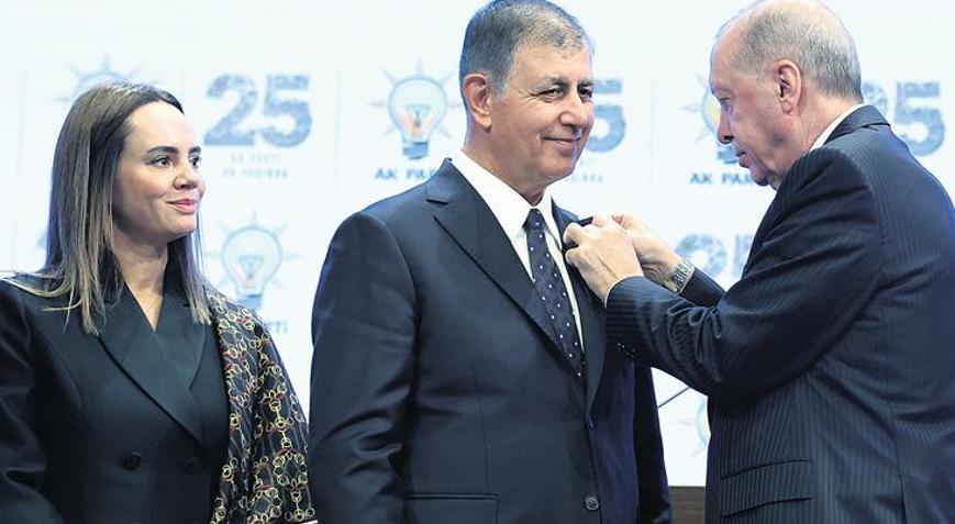 Erdoğan, Cemil Tugay’a rozetini taktı İzmir’de yeni bir dönem başlıyor
