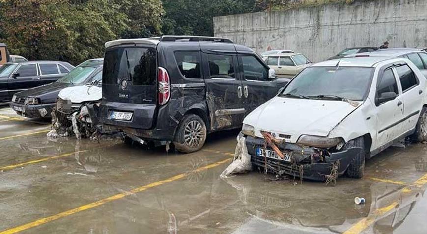 İstanbulda selde sürüklenip otoparka çekilen araçlar görüntülendi