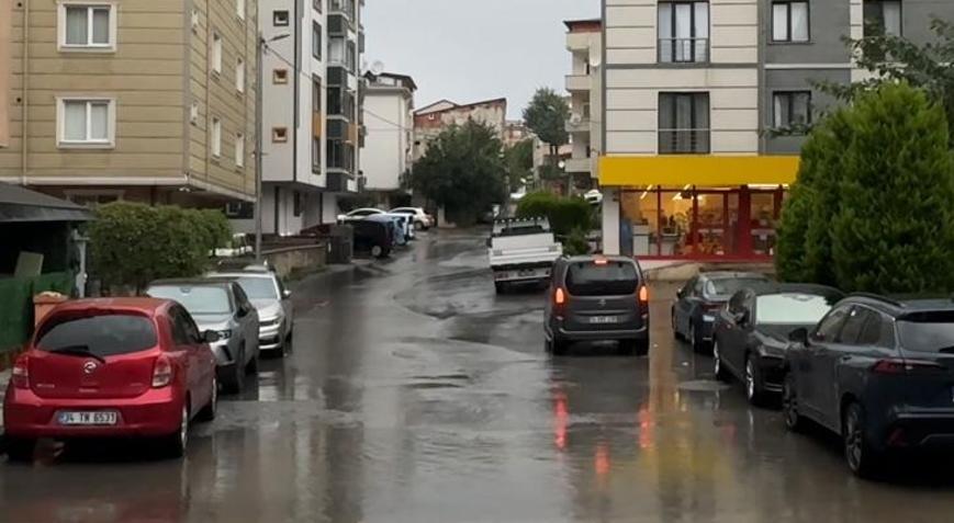 İstanbulun birçok ilçesinde şiddetli yağış etkili oluyor: Metro girişine su barikatı çekildi