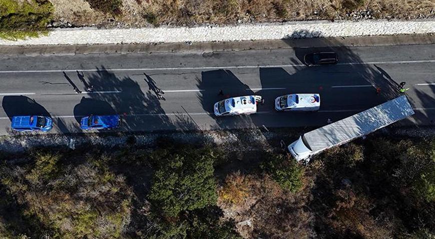 Edirnede kamyonet, karşı şeride geçen TIRa çarpıp devrildi; 4 yaralı