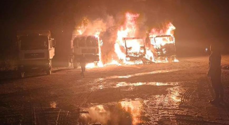Tek kamyondan başladı kısa sürede yayıldı Kum ocağında park halindeki 3 kamyon tamamen yandı