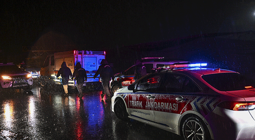 İstanbulda otomobil sele kapıldı: Kayıp 2 kişi aranıyor