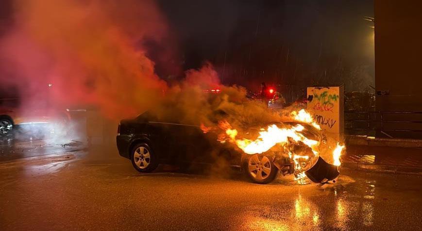 Şaşkına çeviren rahatlık Alkollü sürücü, yanan arabasını sigara içerek izledi