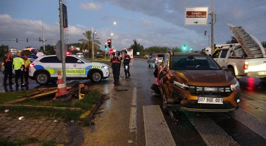 Manavgat’ta aynı kavşakta ikinci facia Kırmızı ışıkta bekleyen araçlara kamyon çarptı