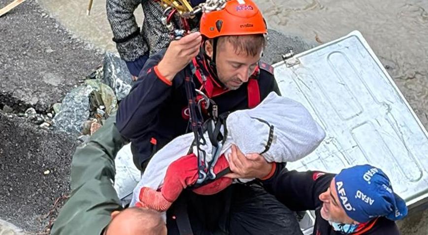 Selde mahsur kalan 8 aylık Zeynep bebeği kurtardı AFAD personeli, o anları anlattı